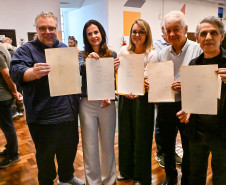 Família de Paulo Leminski recebe textos do autor que ficaram esquecidos em avião