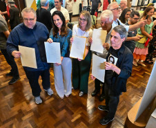 Família de Paulo Leminski recebe textos do autor que ficaram esquecidos em avião