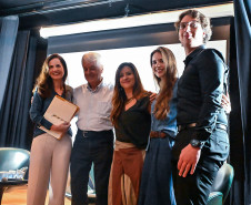 Família de Paulo Leminski recebe textos do autor que ficaram esquecidos em avião