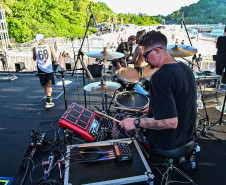 Ilha do Mel tem noite especial do Verão Maior e conquista artistas