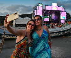 Ilha do Mel tem noite especial do Verão Maior e conquista artistas
