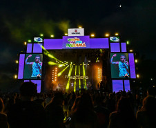 Ilha do Mel tem noite especial do Verão Maior e conquista artistas