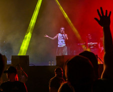 Ilha do Mel tem noite especial do Verão Maior e conquista artistas