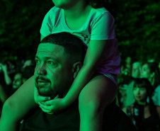 Ilha do Mel tem noite especial do Verão Maior e conquista artistas