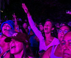 Ilha do Mel tem noite especial do Verão Maior e conquista artistas
