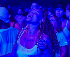 Ilha do Mel tem noite especial do Verão Maior e conquista artistas