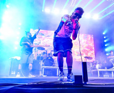 Ilha do Mel tem noite especial do Verão Maior e conquista artistas