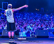 Ilha do Mel tem noite especial do Verão Maior e conquista artistas