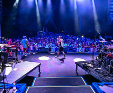 Ilha do Mel tem noite especial do Verão Maior e conquista artistas