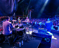 Ilha do Mel tem noite especial do Verão Maior e conquista artistas