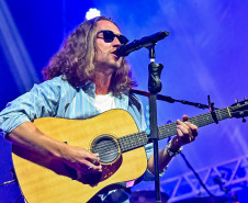 Ilha do Mel tem noite especial do Verão Maior e conquista artistas