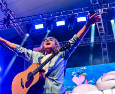 Ilha do Mel tem noite especial do Verão Maior e conquista artistas