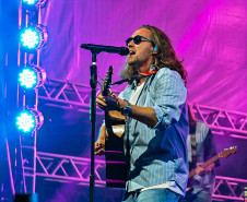 Ilha do Mel tem noite especial do Verão Maior e conquista artistas