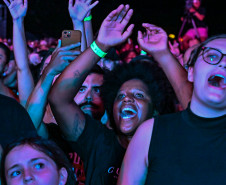 Ilha do Mel tem noite especial do Verão Maior e conquista artistas