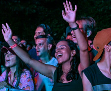 Ilha do Mel tem noite especial do Verão Maior e conquista artistas