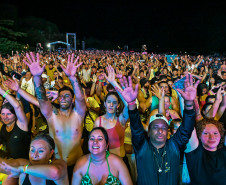 Ilha do Mel tem noite especial do Verão Maior e conquista artistas