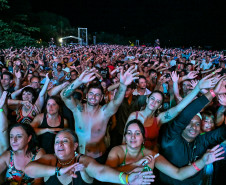 Ilha do Mel tem noite especial do Verão Maior e conquista artistas