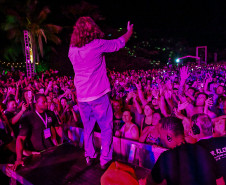 Ilha do Mel tem noite especial do Verão Maior e conquista artistas