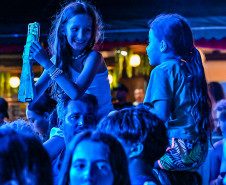 Ilha do Mel tem noite especial do Verão Maior e conquista artistas