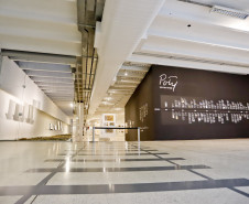 Em visitas guiadas, visitante pode conhecer arquitetura e exposição do acervo do MON