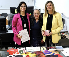 Artista doa materiais da ANPAP para o Centro de Pesquisa do MAC Paraná