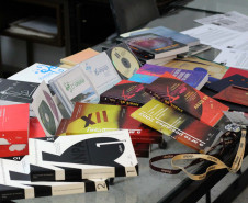 Artista doa materiais da ANPAP para o Centro de Pesquisa do MAC Paraná