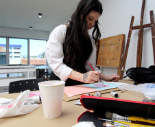 Cursos de arte da Academia Alfredo Andersen reúnem amadores e especialistas