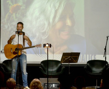 Alice Ruiz recebe homenagens de diversos artistas da cena cultural na Biblioteca Pública