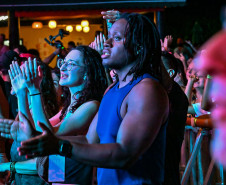 Ilha do Mel tem noite especial do Verão Maior e conquista artistas