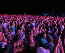 Ilha do Mel tem noite especial do Verão Maior e conquista artistas