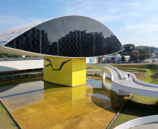 Museu Oscar Niemeyer promove oficina de modelagem em argila em abril