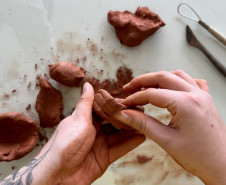 Museu Oscar Niemeyer promove oficina de modelagem em argila em abril