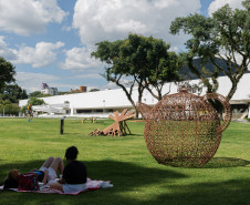 MON inaugura obra nova na área externa e promove "caça às artes" com prêmios no sábado