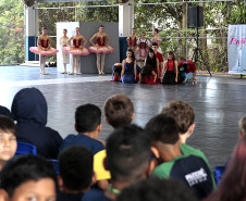 Arte para todos: Escola de Dança Teatro Guaíra se apresenta em escola de Curitiba
