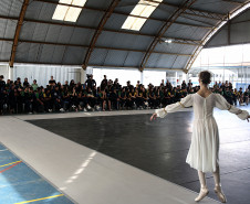 Arte para todos: Escola de Dança Teatro Guaíra se apresenta em escola de Curitiba