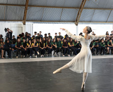 Arte para todos: Escola de Dança Teatro Guaíra se apresenta em escola de Curitiba