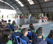 Arte para todos: Escola de Dança Teatro Guaíra se apresenta em escola de Curitiba