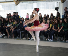 Arte para todos: Escola de Dança Teatro Guaíra se apresenta em escola de Curitiba