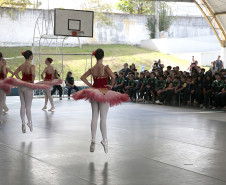 Arte para todos: Escola de Dança Teatro Guaíra se apresenta em escola de Curitiba