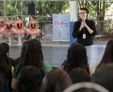 Arte para todos: Escola de Dança Teatro Guaíra se apresenta em escola de Curitiba