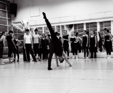 Bailarino do Grupo Corpo ministra aula para alunos da Escola de Dança Teatro Guaíra