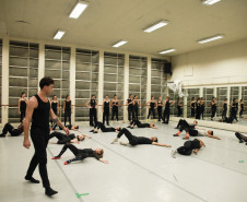 Bailarino do Grupo Corpo ministra aula para alunos da Escola de Dança Teatro Guaíra