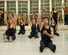 Bailarino do Grupo Corpo ministra aula para alunos da Escola de Dança Teatro Guaíra