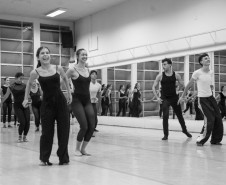 Bailarino do Grupo Corpo ministra aula para alunos da Escola de Dança Teatro Guaíra