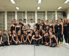 Bailarino do Grupo Corpo ministra aula para alunos da Escola de Dança Teatro Guaíra