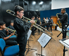 Estado amplia incentivo à musicalização com entrega de instrumentos em Campo Mourão