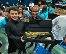 Estado amplia incentivo à musicalização com entrega de instrumentos em Campo Mourão