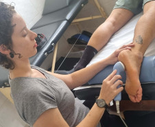 Preparação de atletas: trabalho de fisioterapia é apoio precioso para performance de bailarinos do Teatro Guaíra