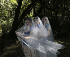 “GiselleS”: montagem do Balé Teatro Guaíra revisita clássico e aposta alto em figurino e cenário