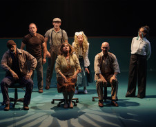 G2 do Teatro Guaíra encerra temporada de “Gregor” com lotação máxima
